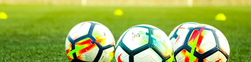 田径运动员在跑道上冲刺 - 多名短跑选手在红色跑道上竞速