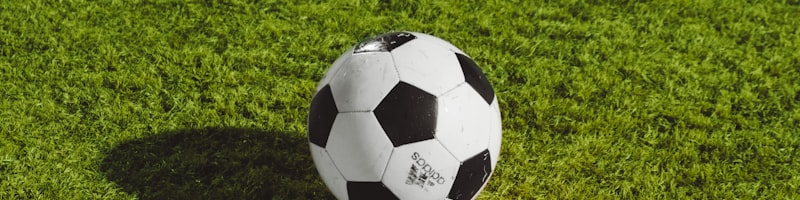 足球比赛精彩瞬间 - 球员在绿茵场上激烈拼抢足球